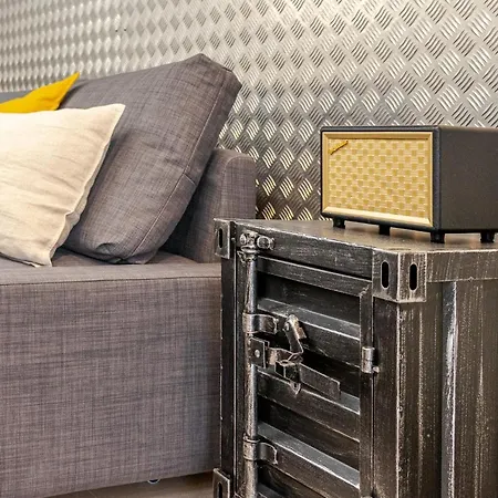 Flatguest Industrial Loft By Marina - Wifi Apartment *